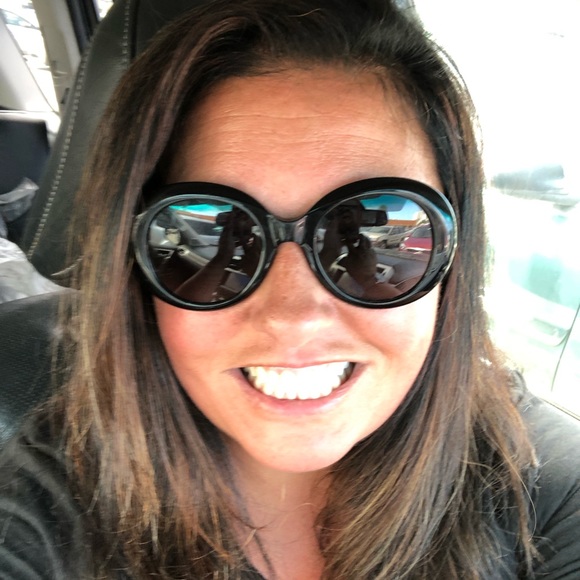 Meet your Posher, Jenn - Picture 2 of 2